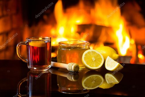 Tazza di tisana al miele e limone in atmosfera serale