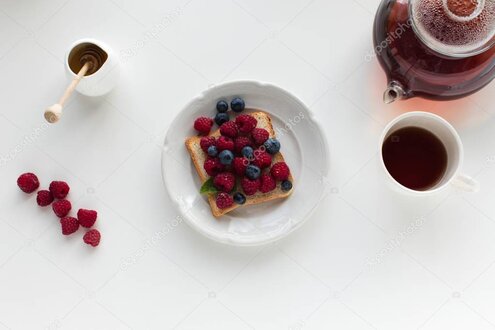 Colazione con tè, pane tostato e miele