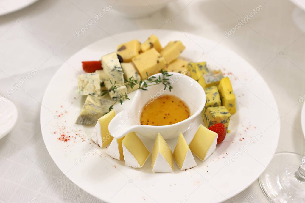 Tagliere con formaggi e ciotoline di miele