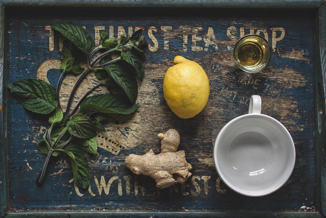 Tisana calda con cucchiaino di miele